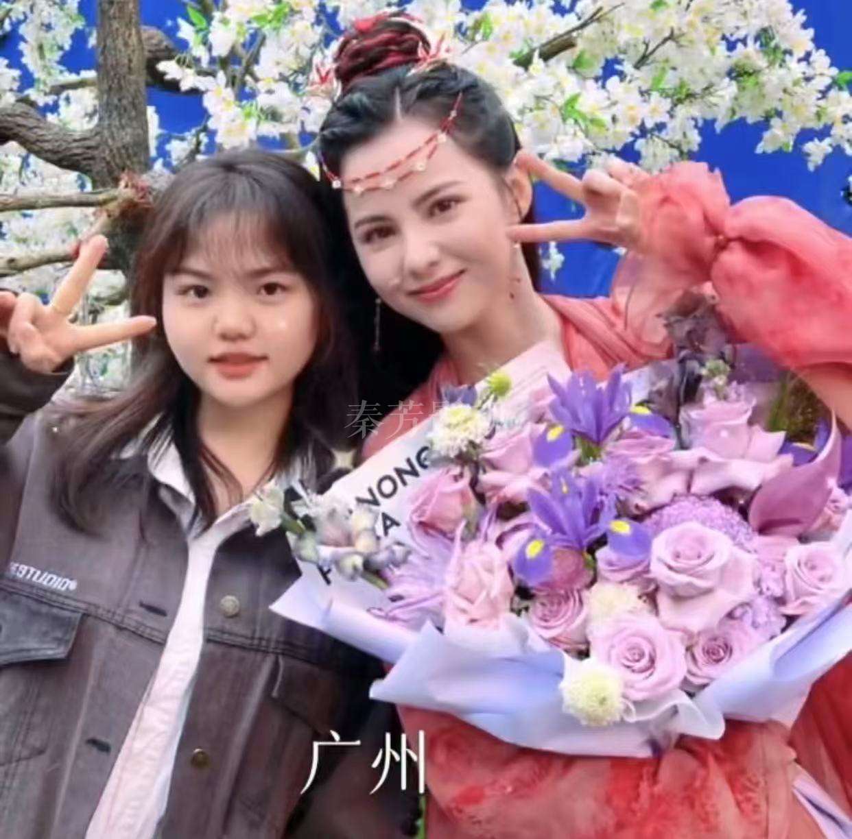 冷色调腮红（如玫红）在暖光下显病态如何调整