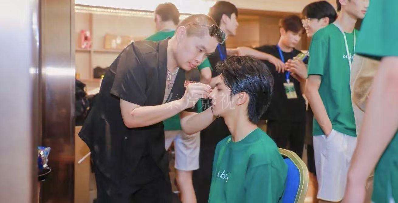 眼影晕染边界不清晰，在镜头下显脏如何补救