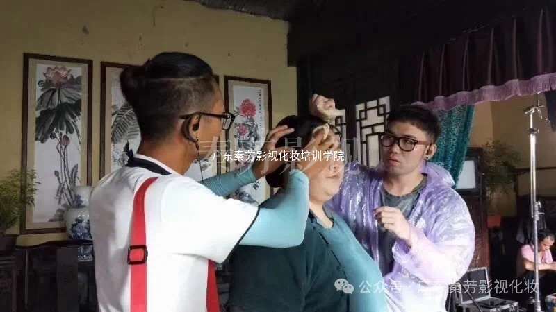 演员戴美瞳后，眼妆过浓遮挡眼神怎么办