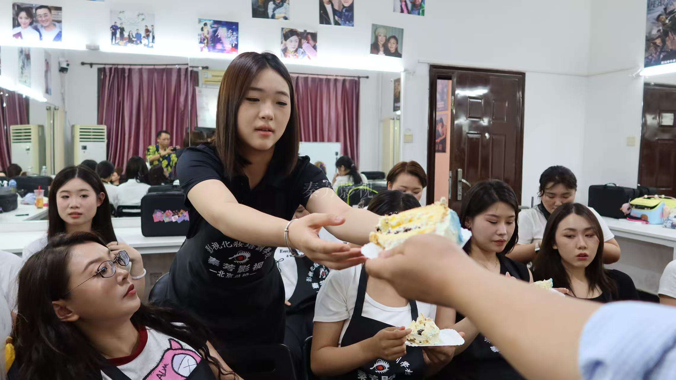 影视化妆时如何选择适合夜景拍摄的眼妆颜色