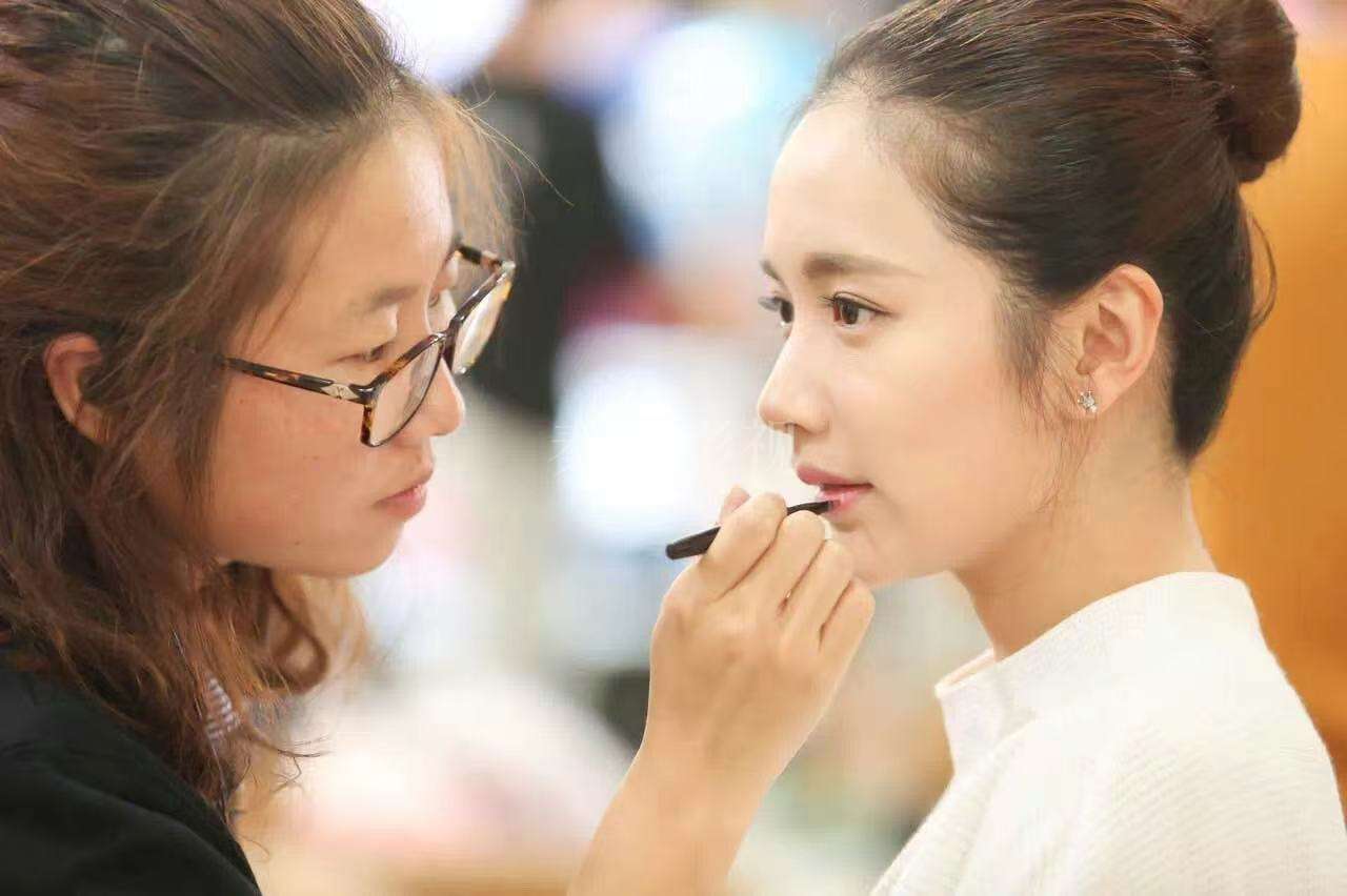 影视化妆中如何处理演员油性皮肤的脱妆问题让持妆面清爽