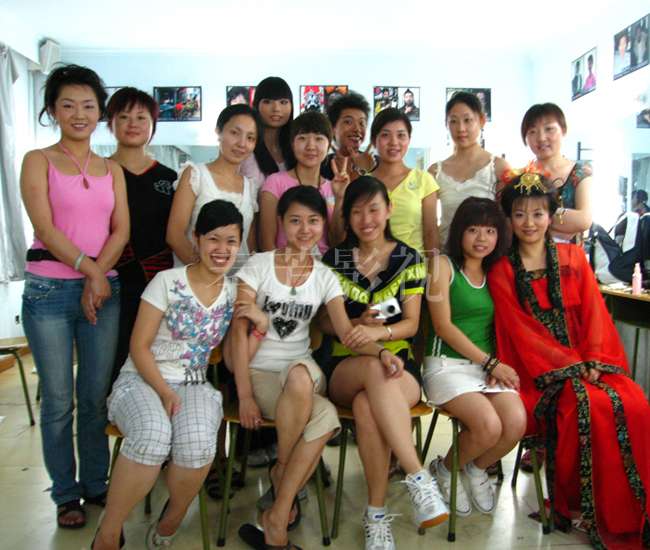 影视化妆中演员戴假睫毛后的眼妆处理方法​