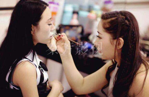 如何让吸血鬼妆的血色唇妆既逼真不沾戏服