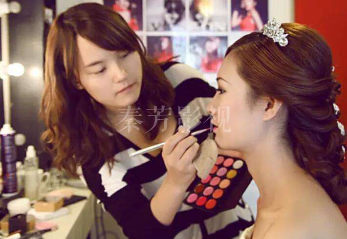 如何用阴影打造演员的反派感面部神态