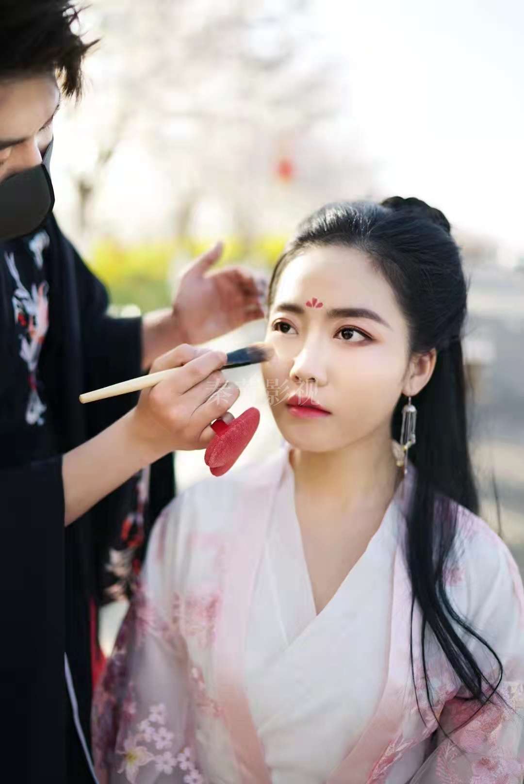 影视化妆中如何用腮红的色调调整演员的肤色冷暖