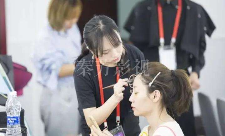 特效妆中天使妆的翅膀纹理如何制作才能细腻显轻盈