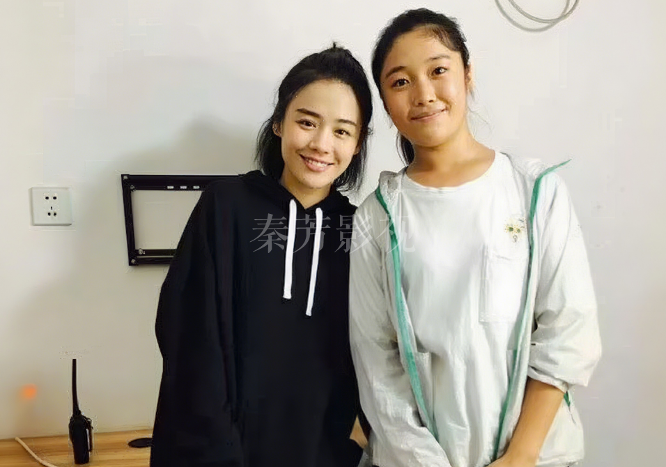 影视化妆中如何处理演员干性皮肤的卡粉问题