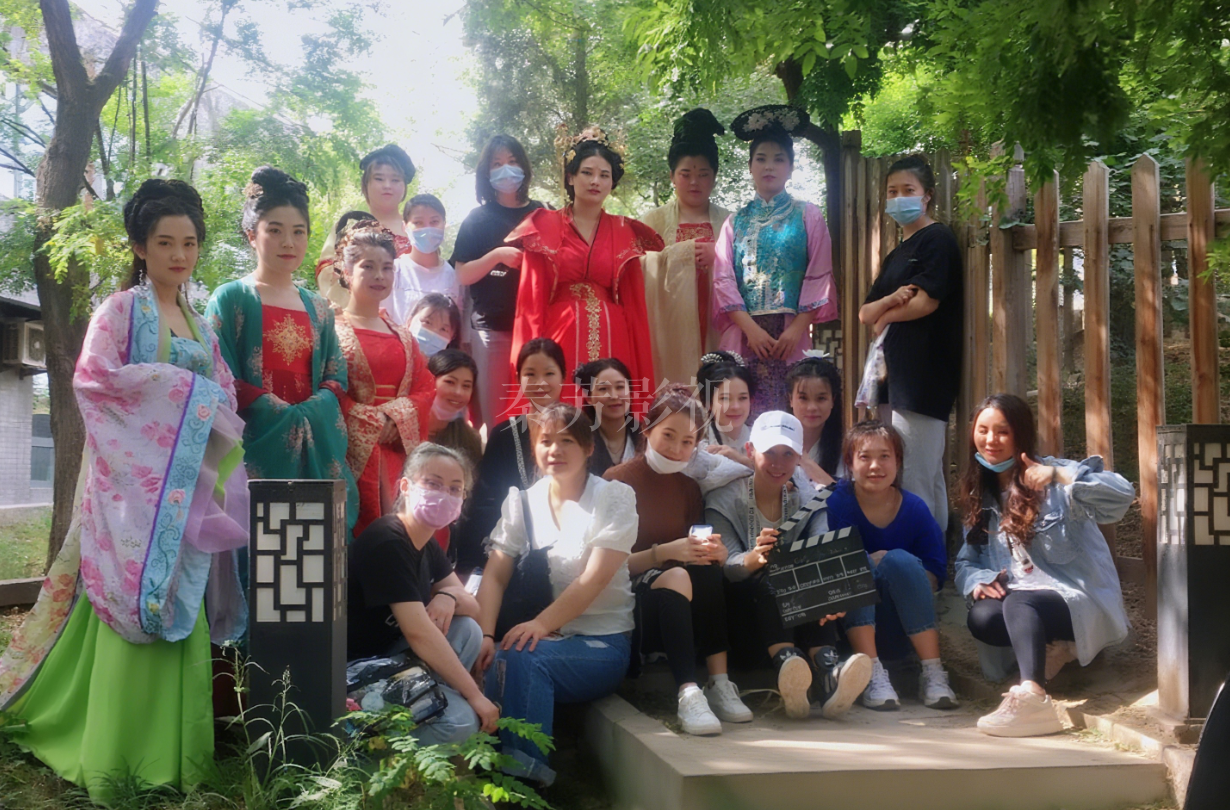 影视化妆中如何让僵尸妆的青灰色皮肤不显得暗沉死板