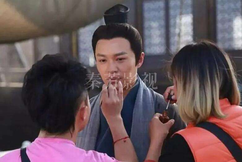 古装剧书生的唇妆如何选择颜色，既显清雅又不显得苍白？