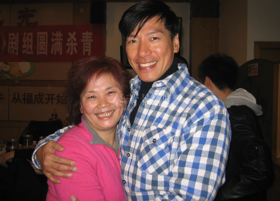 古装剧发髻固定不牢固，拍摄动作大时松动、散落