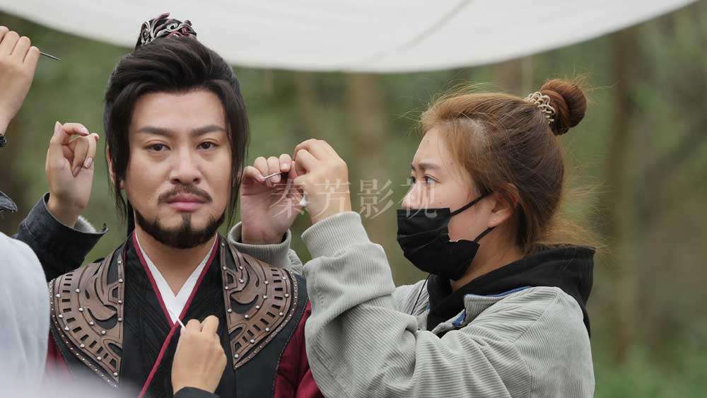 影视化妆中如何让演员的老年妆头发变白效果自然，不显得“假白”？