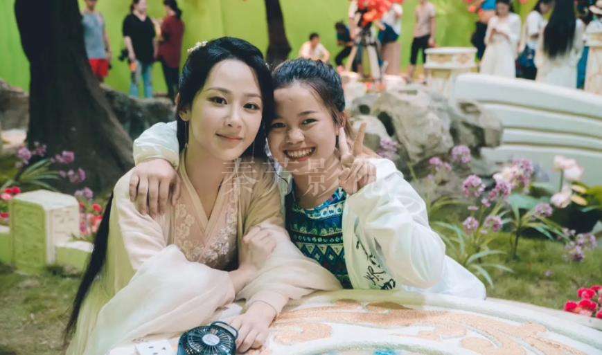 如果演员皮肤极度出油，底妆 1 小时内就斑驳控油结果产品效果有限？