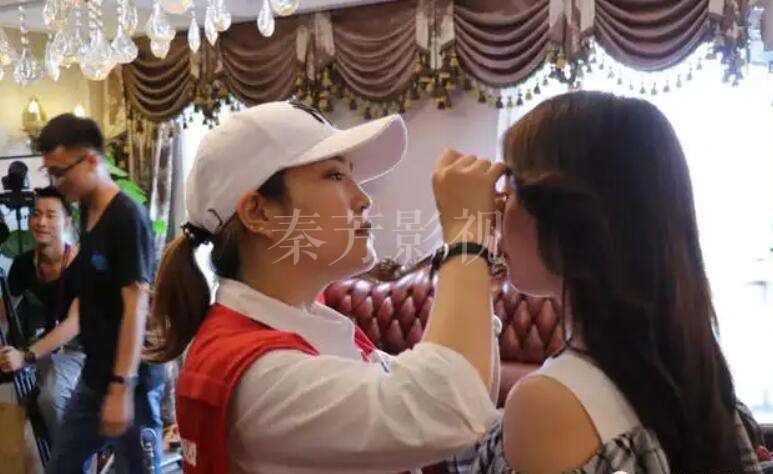 影视拍摄中，演员妆容在移动补光下出现明暗不均怎么办