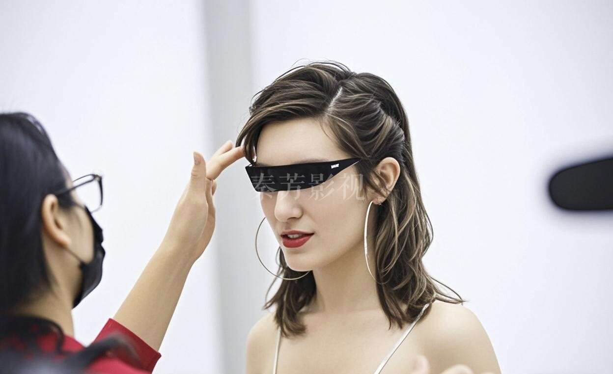 拍摄古装剧时，演员的包头造型导致额头妆容闷热脱妆，怎么办？