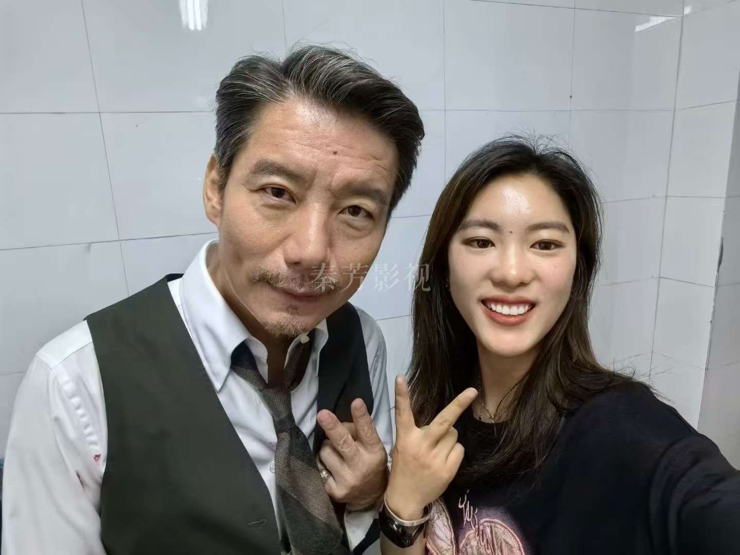 拍摄古装戏时，演员的络腮胡胡须等假毛发怎样贴合皮肤不脱落