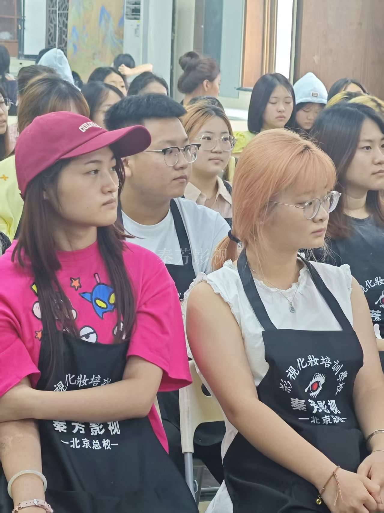 影视化妆中怎样根据演员的眼神特点，通过眼妆强化角色情绪