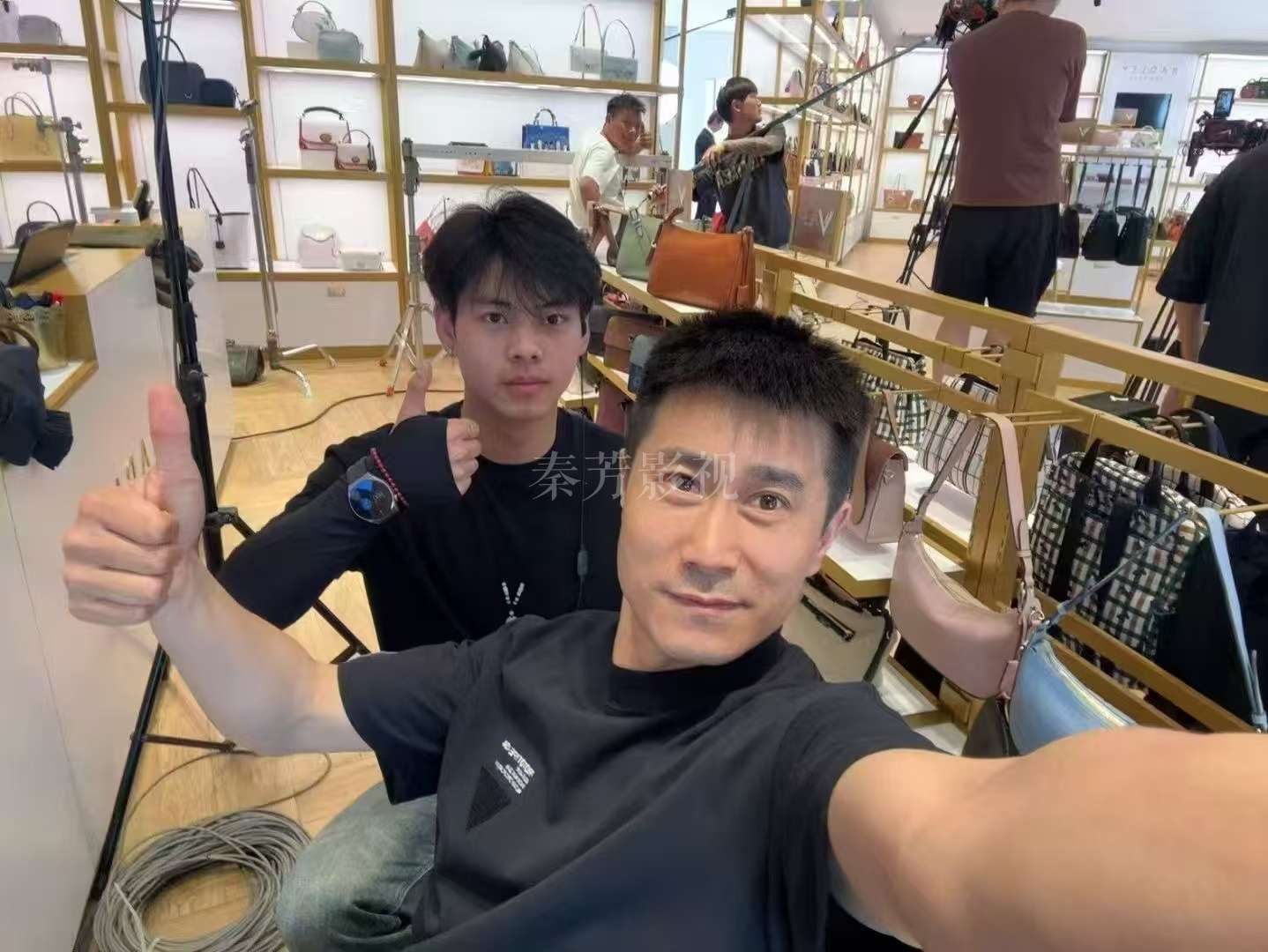 演员面部轮廓扁平，怎样通过高光和阴影打造立体感，不显扁平