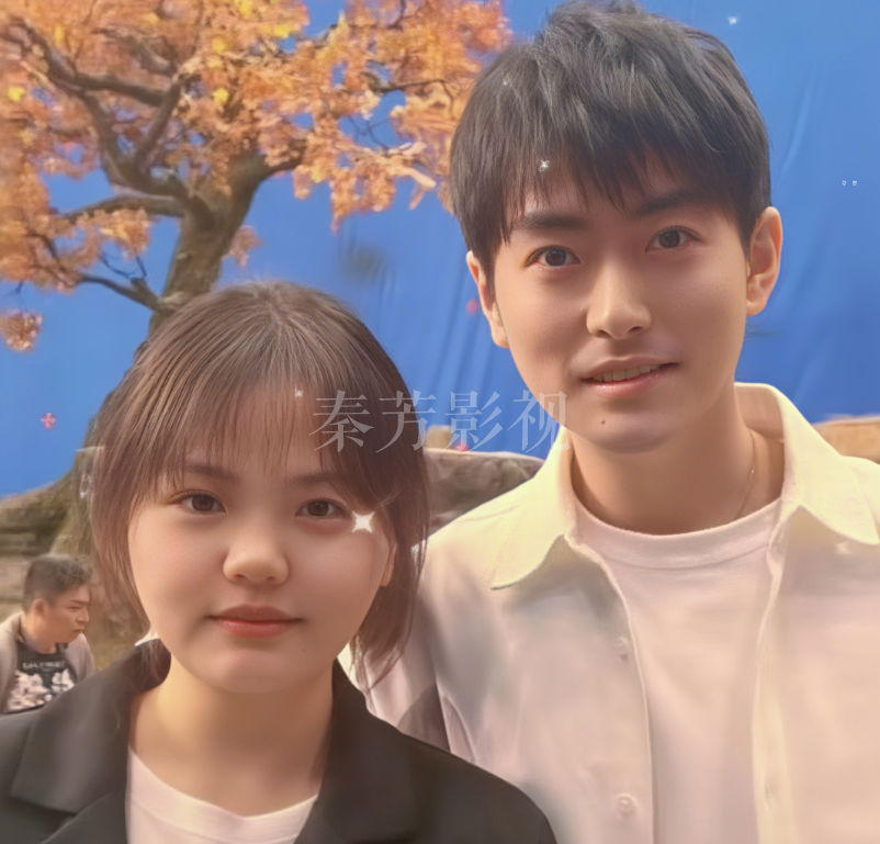 演员眼周有黑眼圈且伴有浮肿，怎样先消肿再遮盖