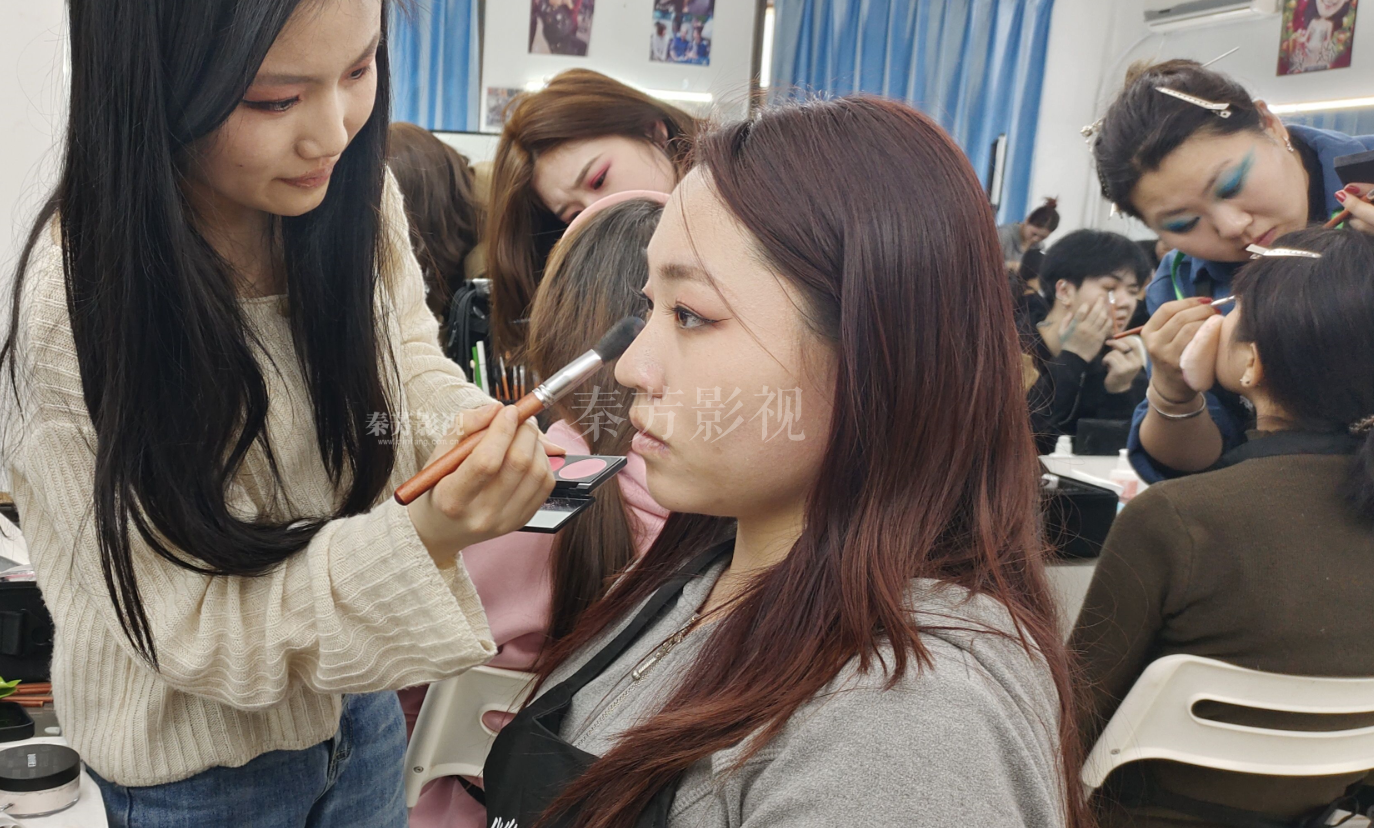 影视拍摄中，演员妆容被镜头放大后细节粗糙，怎样细化妆面质感