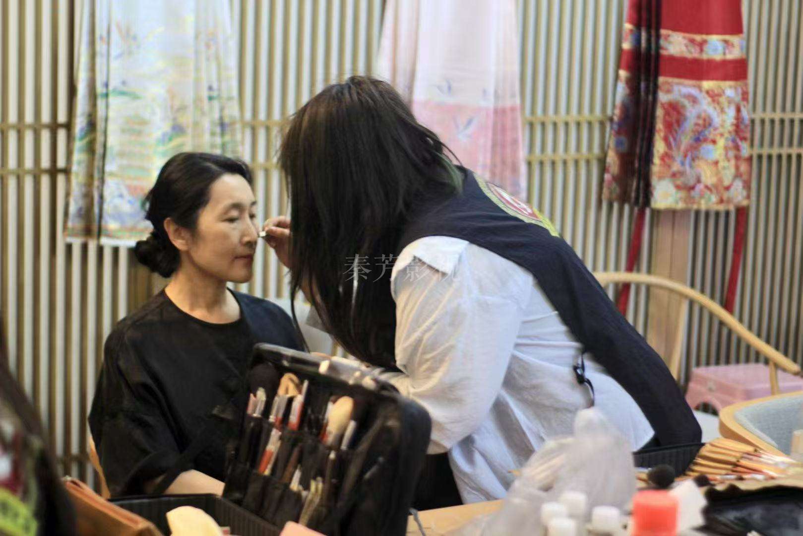 演员皮肤容易泛红，影视妆中怎样中和红血丝又不厚重？