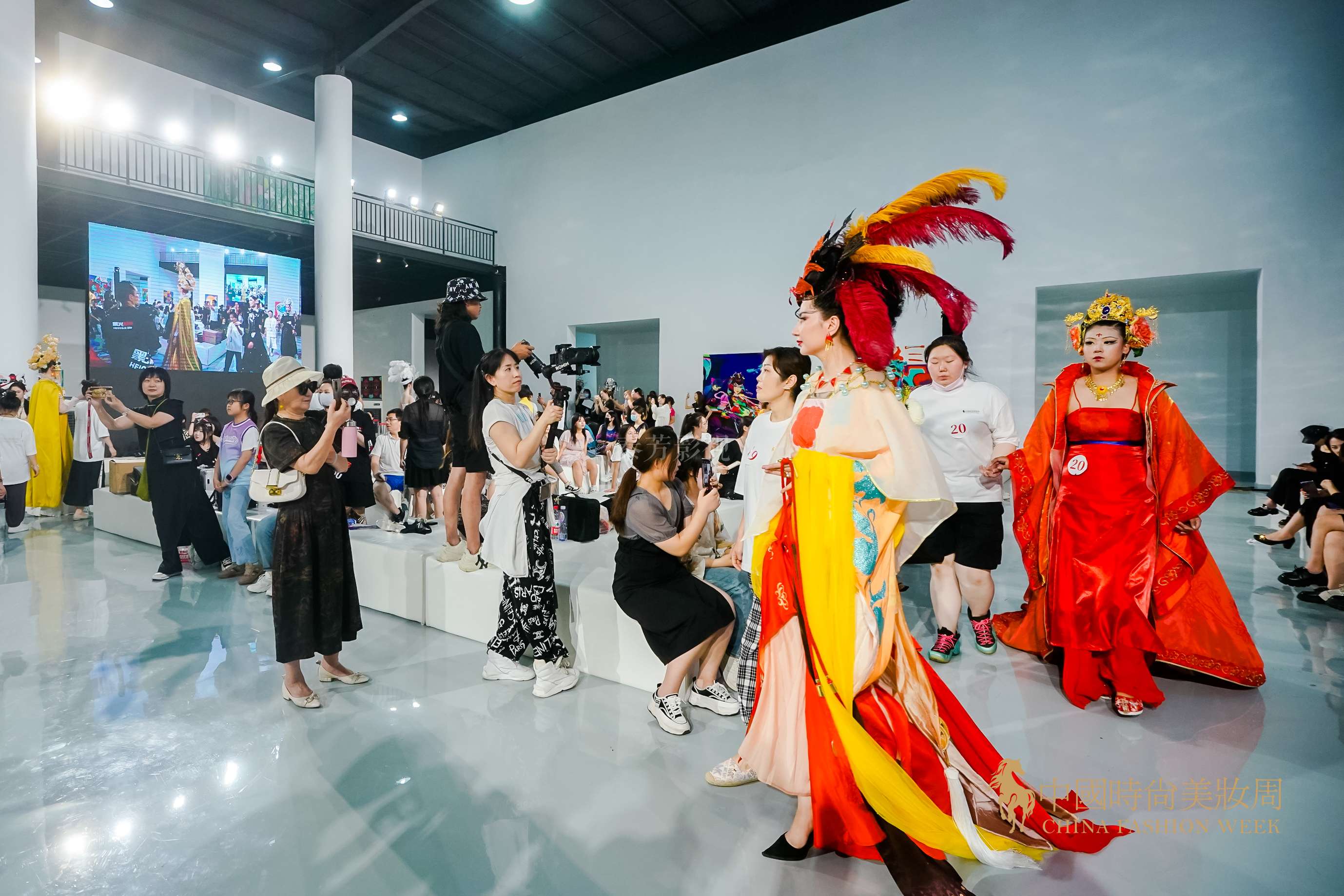 影视化妆时如何避免演员戴假发套后，发际线处妆容显假