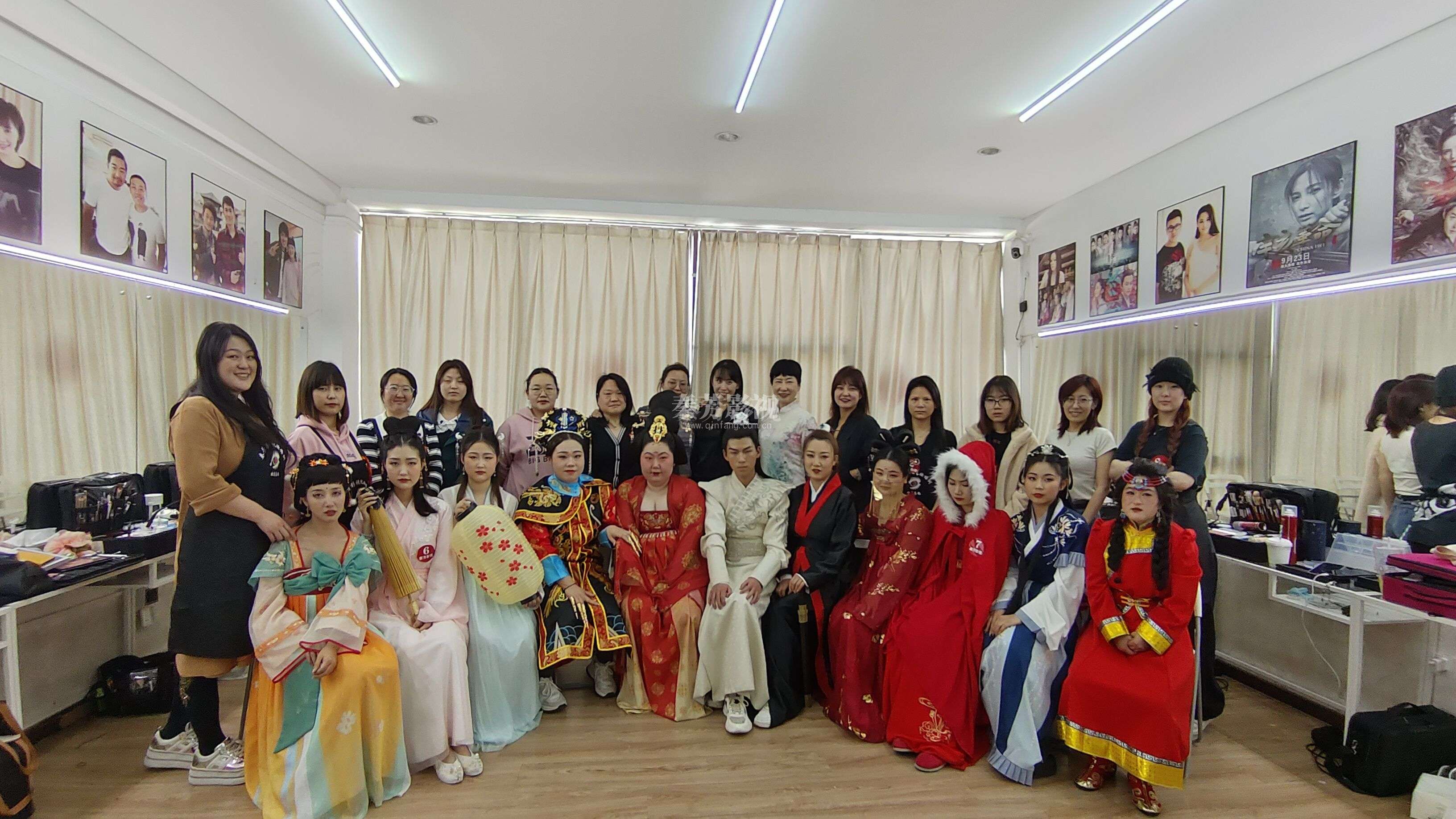 古装剧媒婆的妆容如何通过色彩搭配（如腮红、唇色）突出 “活泼感”