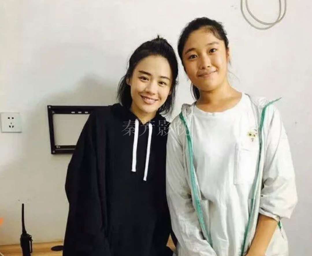 古装戏中演员的 “发带”“发簪” 佩戴后容易移位，蹭花妆容，怎么办