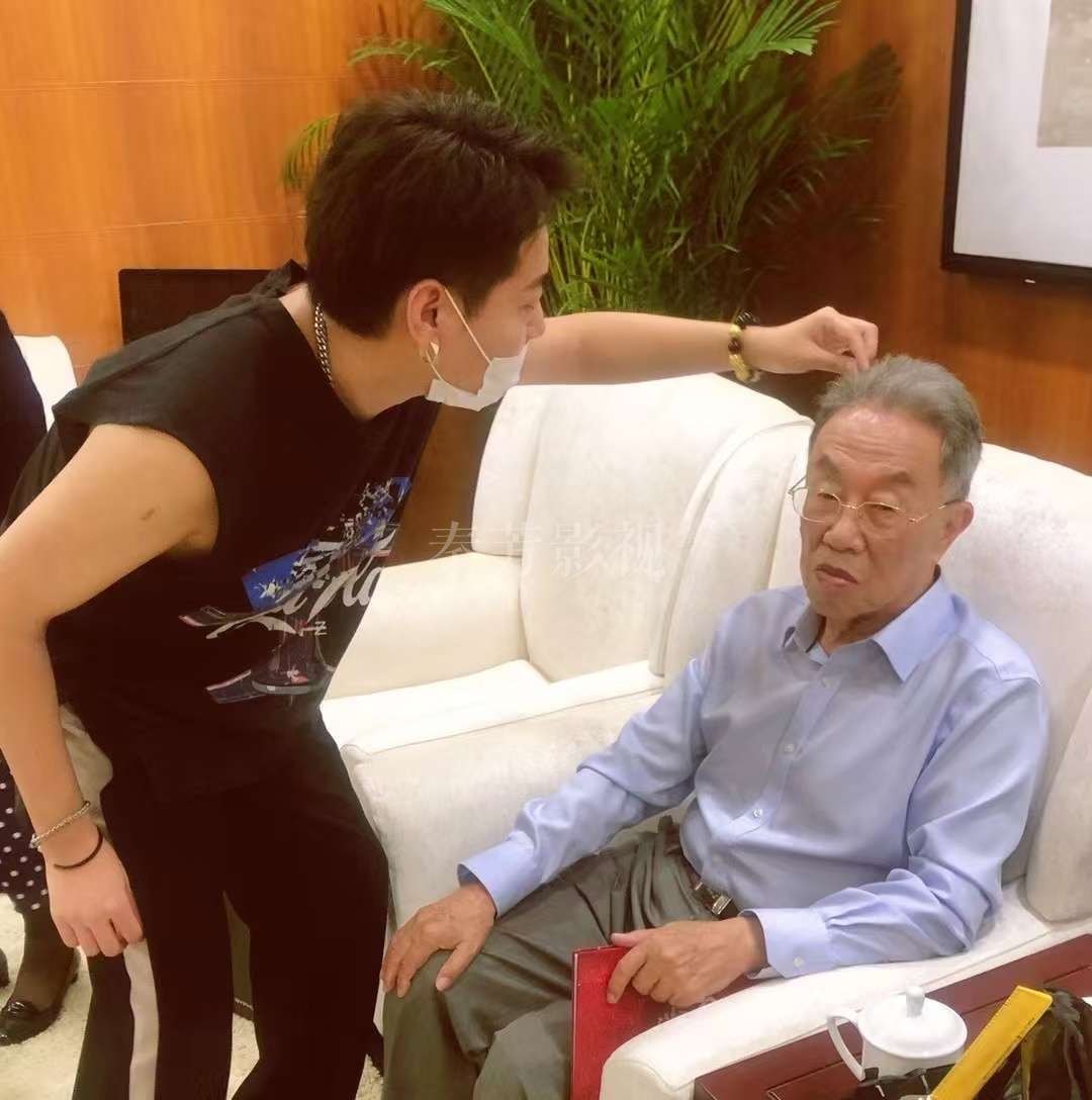 演员眼尾下垂严重，怎样通过眼线和眼影提升眼尾显精神