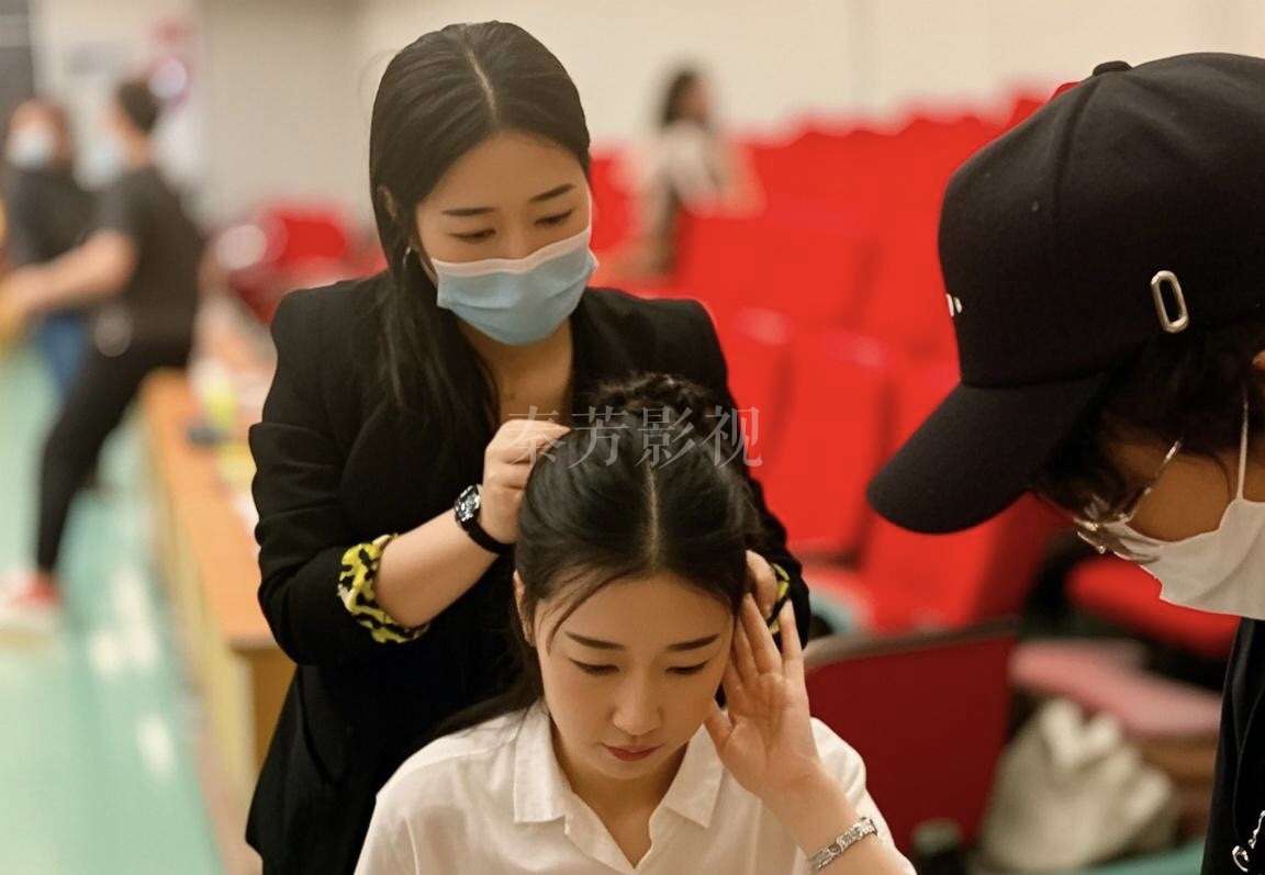 影视化妆：舞台妆在镜头下鲜艳且不浮夸的技巧