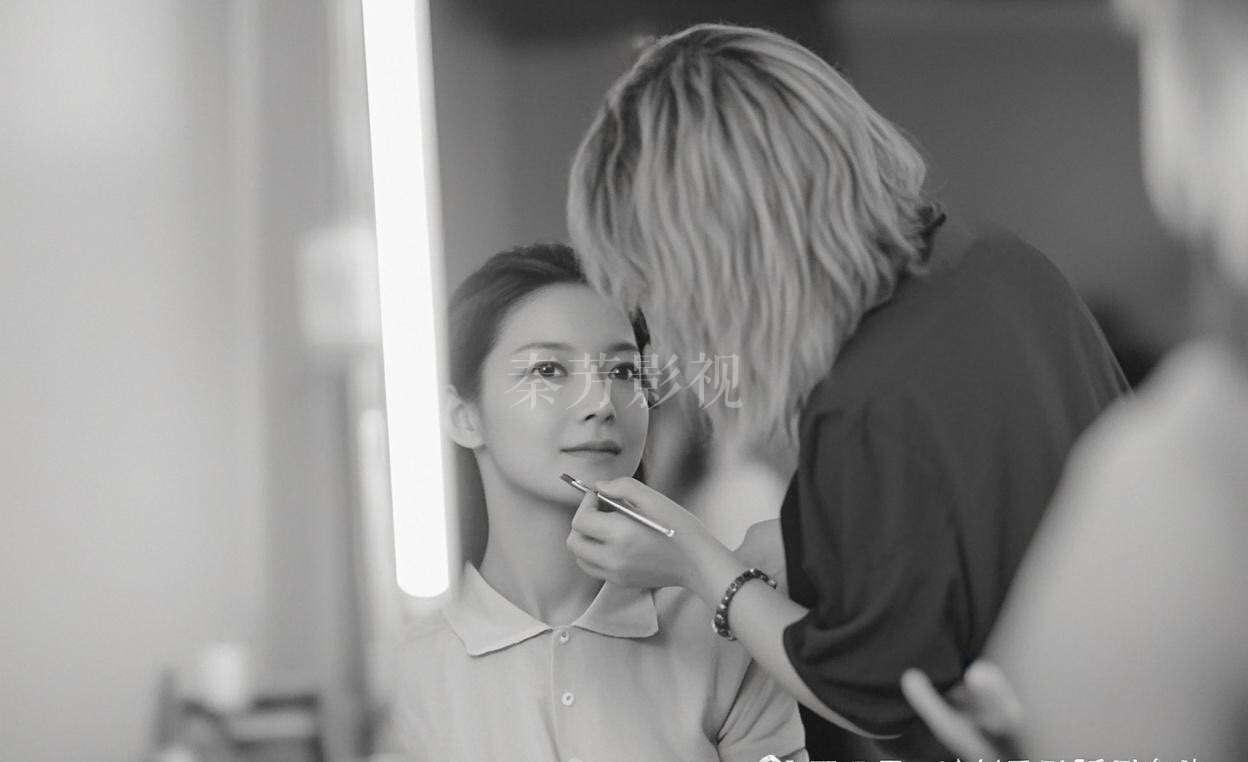 影视拍摄：解决强光特写放大毛孔与细纹的妆容技巧