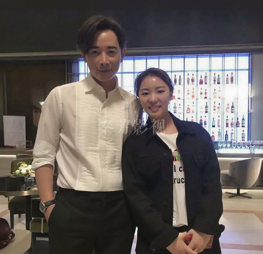 发胶气味刺鼻，演员对气味敏感引发头晕恶心