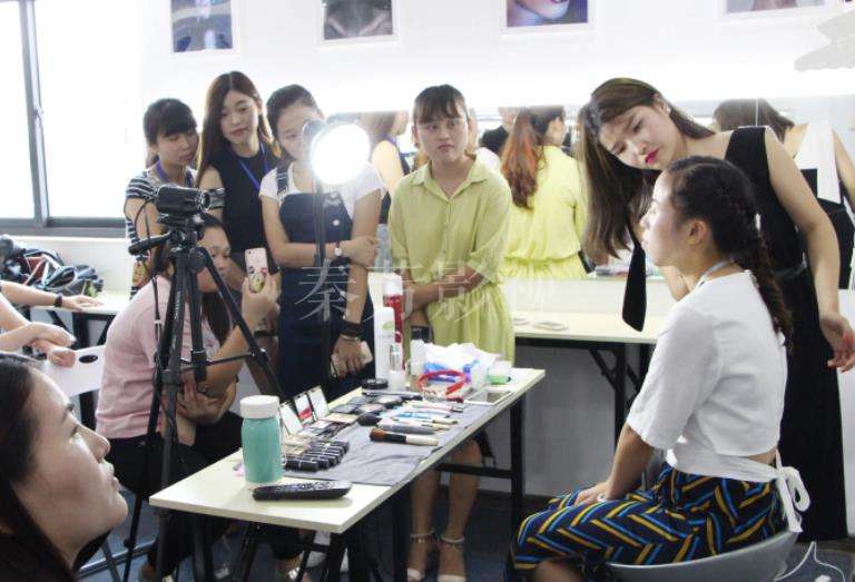 低温拍摄时，特效妆材料变硬贴合度下降甚至开裂