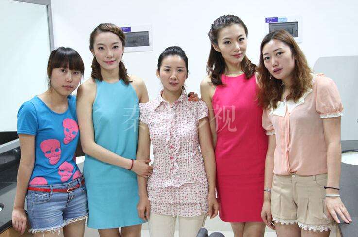 影视化妆时如何处理演员面部的皱纹，根据角色年龄需求调整深浅