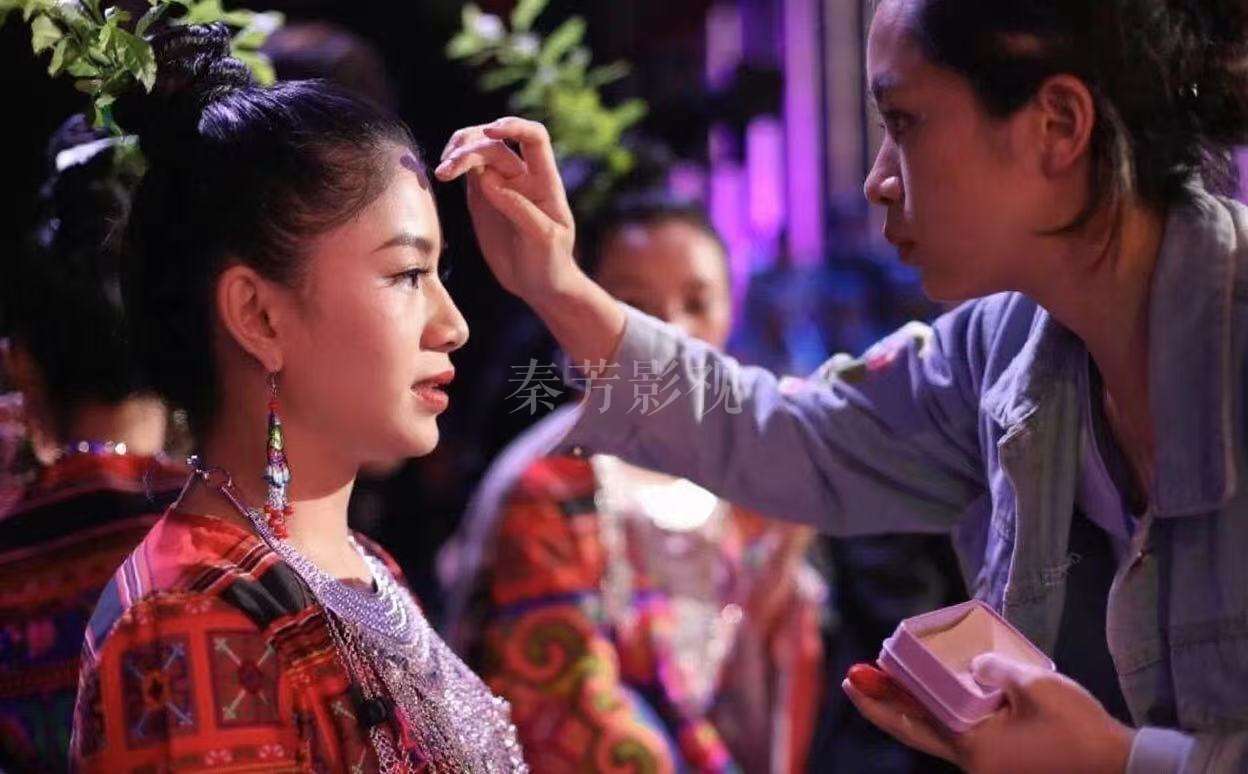 演员皮肤容易出油，定妆粉选择散粉还是粉饼效果更好