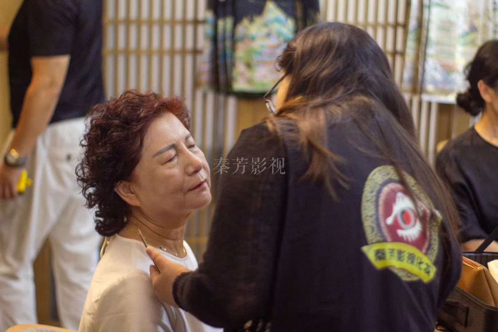 演员面部有细纹，上妆后细纹更明显，怎样处理