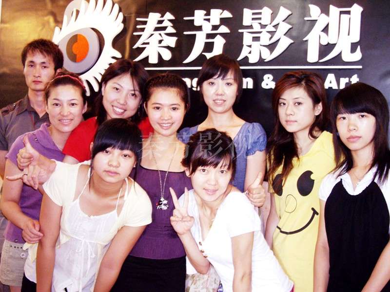 影视化妆行业的工作强度如何？比如跟组化妆是否需要经常加班或出差