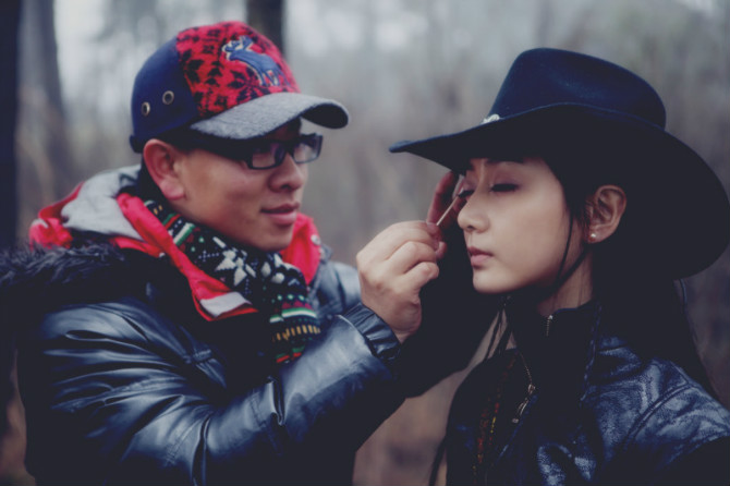 影视化妆行业的工作强度如何？比如跟组化妆是否需要经常加班或出差