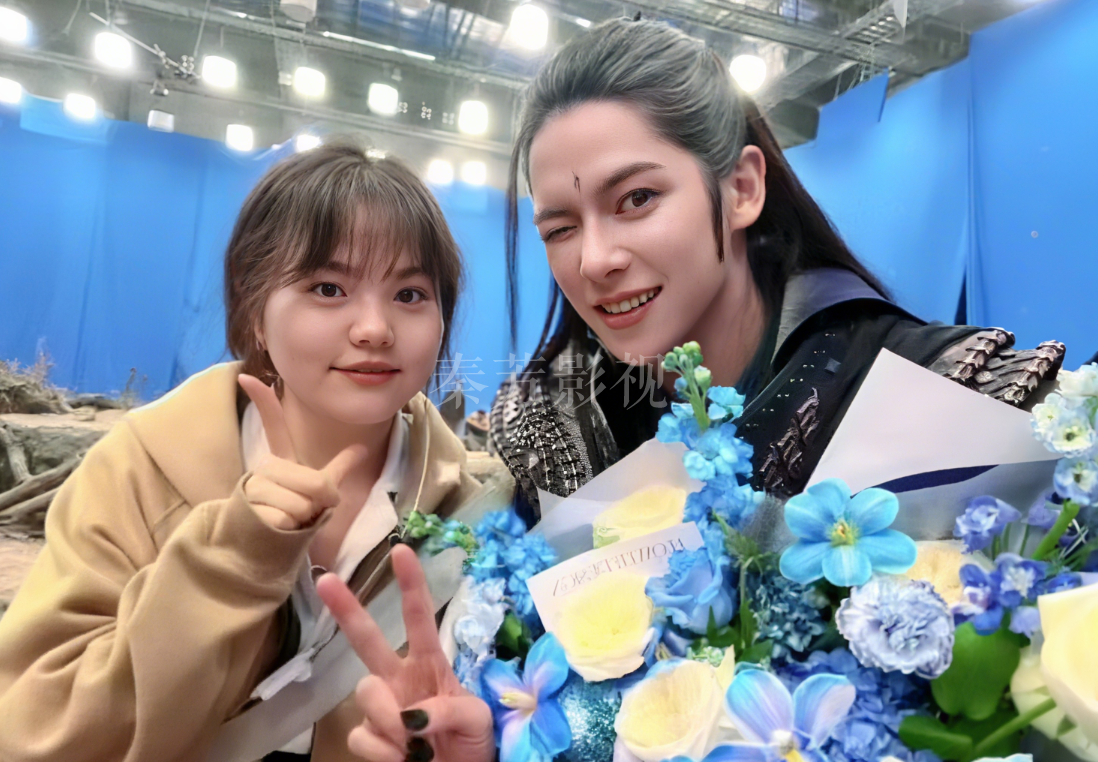 演员头套假发底妆救场：3 步解决发际线漏边显假，镜头里自然无痕