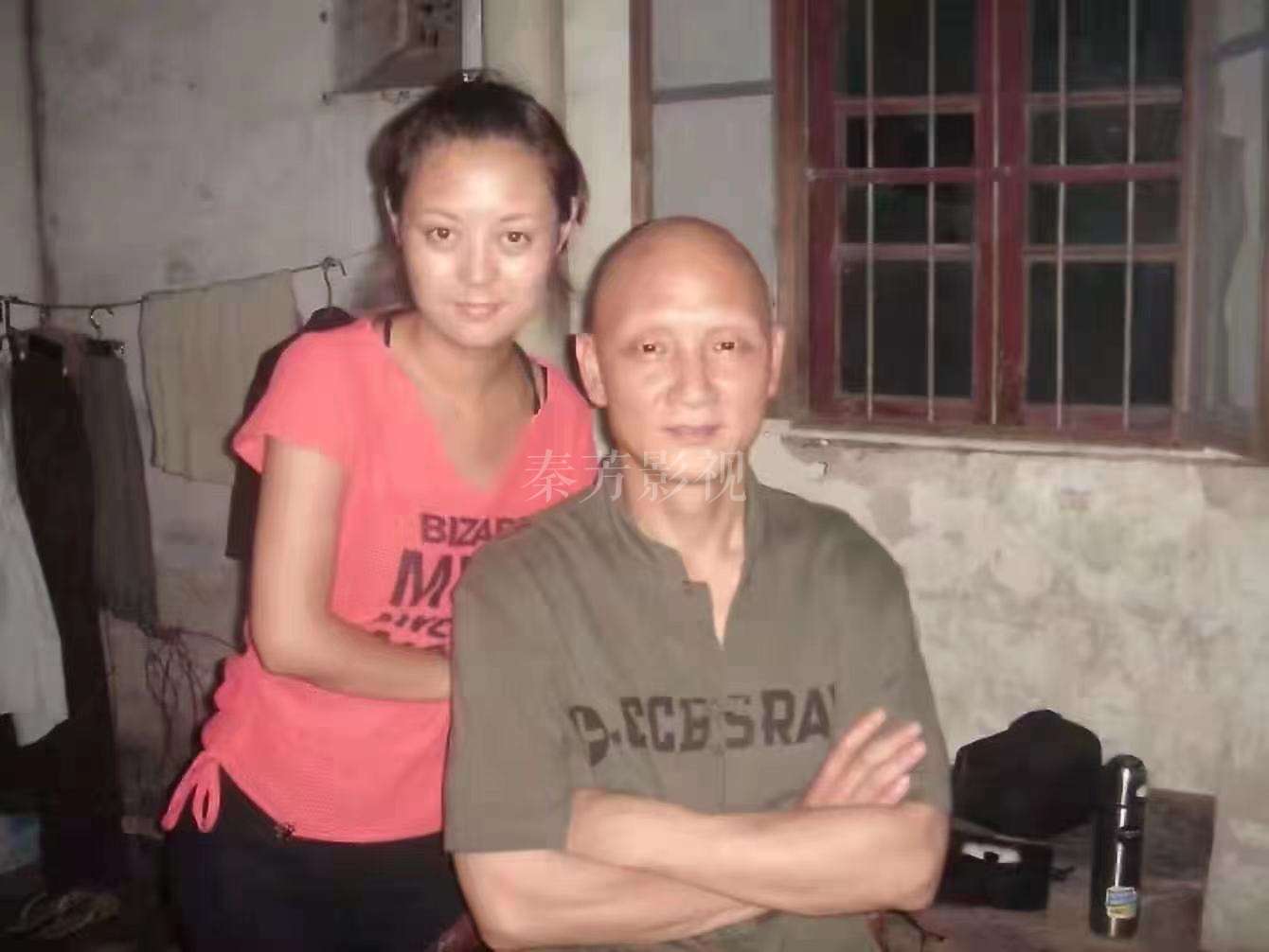 演员皮肤状态布满闭口上妆时怎样避免妆容卡进闭口