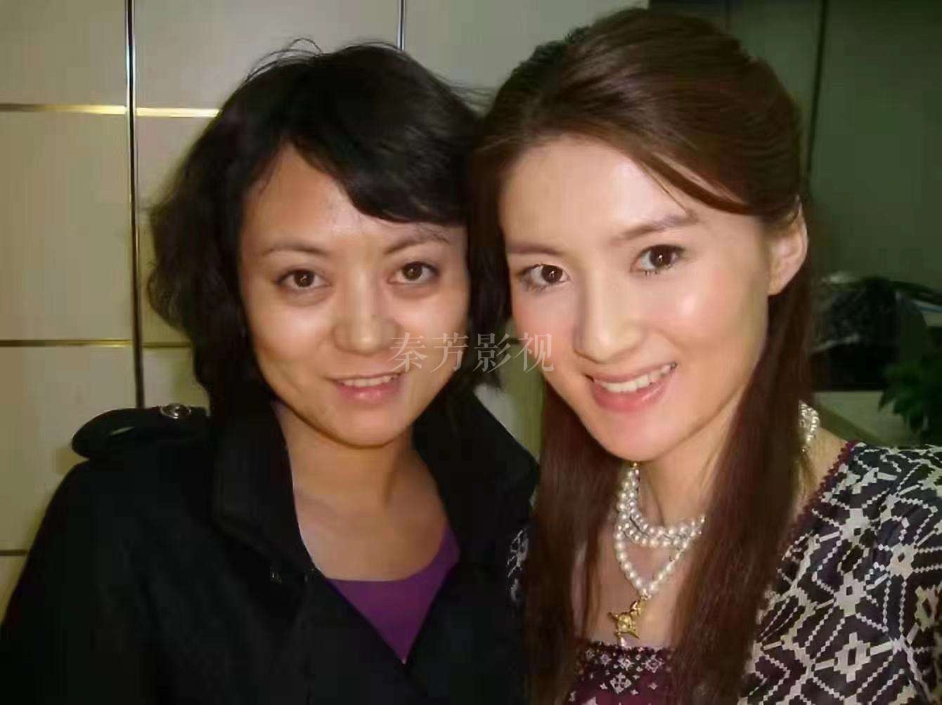 影视化妆中如何用阴影修饰演员的高颧，适配角色的 “凌厉 / 温柔” 特质