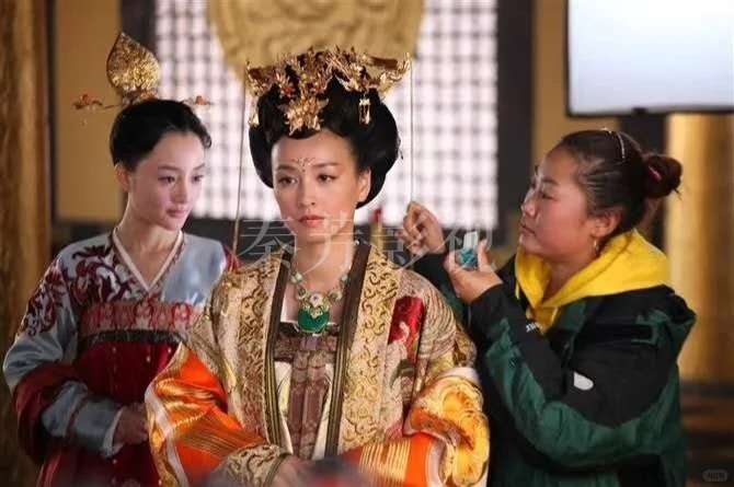 影视化妆中如何让演员的中毒妆嘴唇发紫效果自然