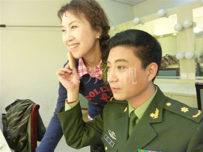 眼影粉飞粉严重，落在眼下底妆上