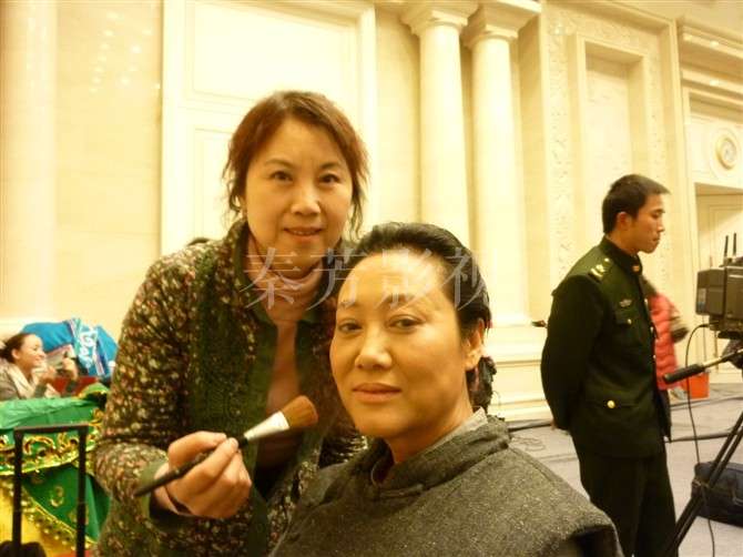 影视妆高遮瑕技巧：告别痘印瑕疵与假面感