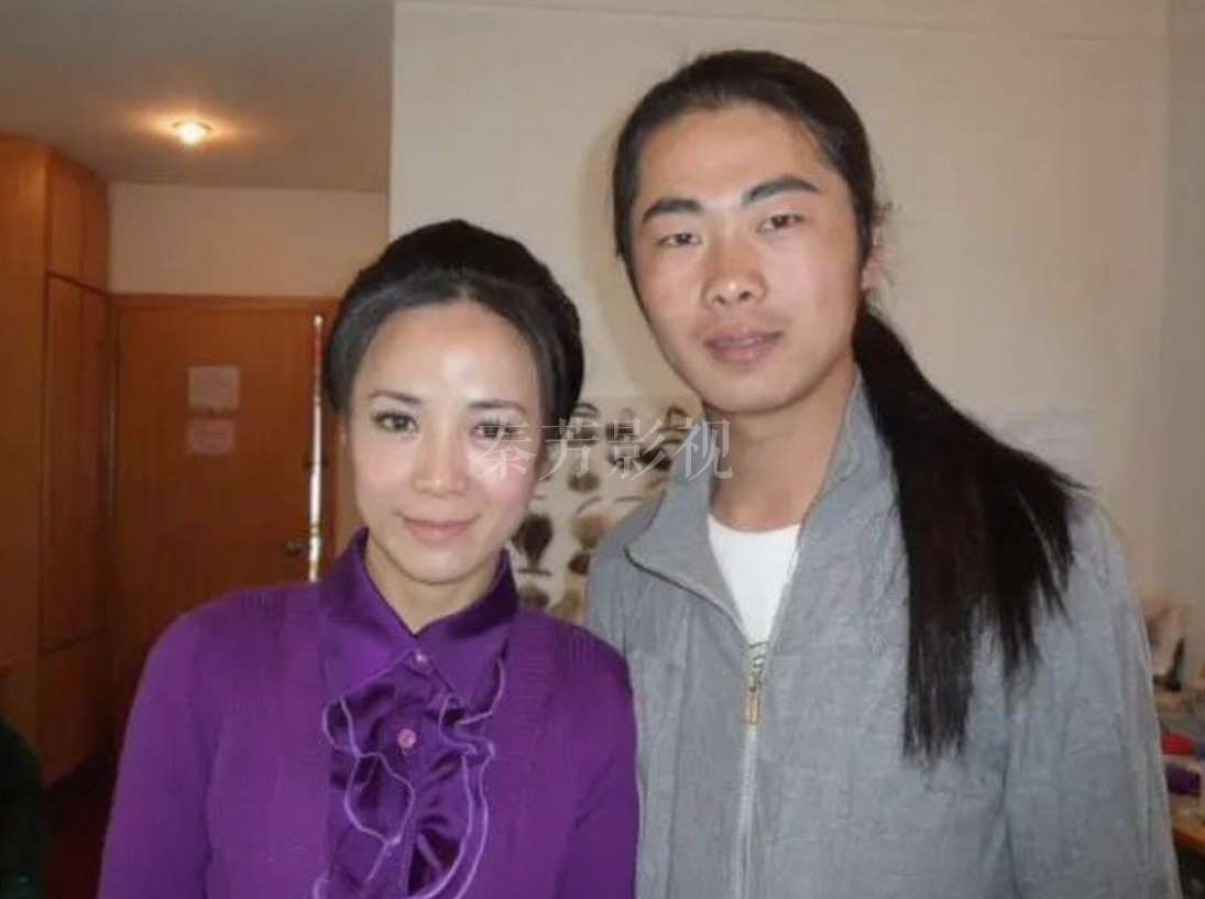 拍摄中突发演员皮肤问题，如临时爆痘，需要紧急调整妆容