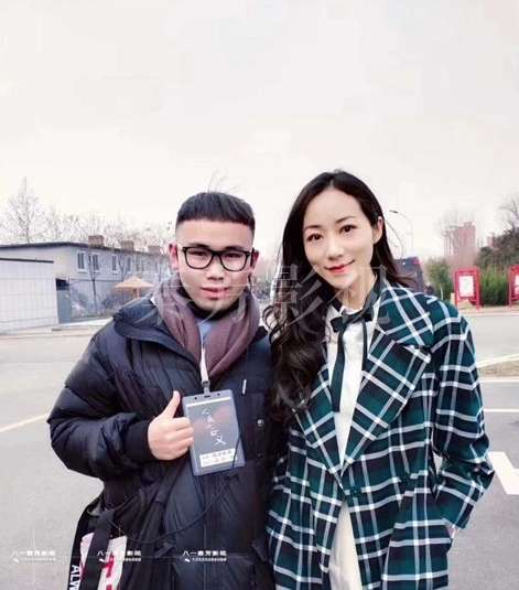 夜景拍摄妆容指南：解决浅色妆容缺乏立体感的问题