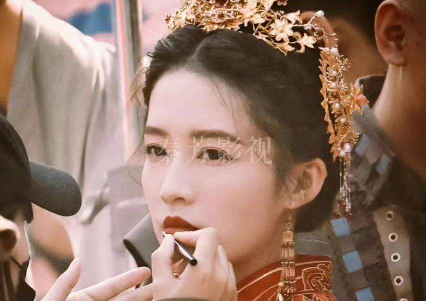 演员对金属过敏，佩戴金属发饰假指甲后皮肤红肿