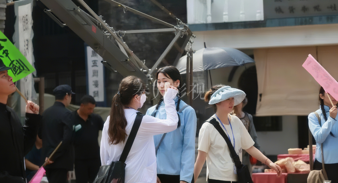 拍摄场地缺乏合适的化妆空间，化妆过程混乱，影响妆容质量