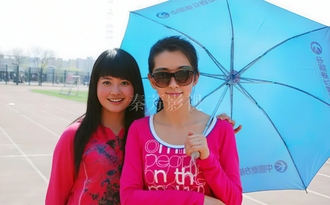 补妆频率过高，演员皮肤长时间被彩妆覆盖，透氧不足