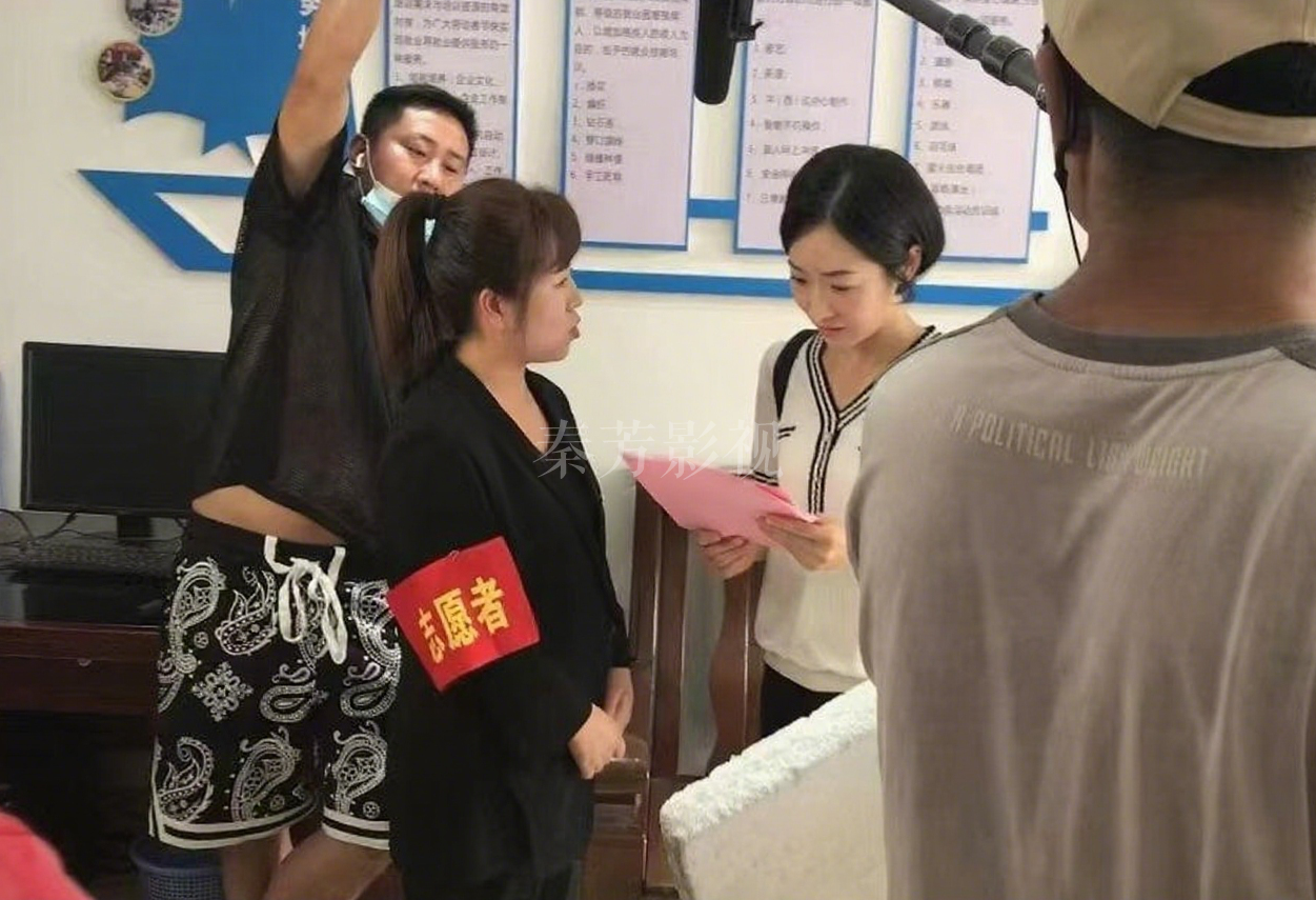 影视化妆中如何让演员的老年妆手部皱纹效果与面部妆容统一