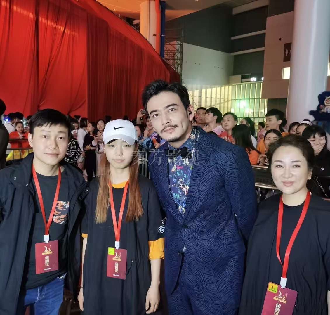 特效妆中美人鱼妆的鱼鳞如何粘贴才能适应水下拍摄